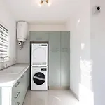 Elegant 3-bed House W Jacuzzi, Sea Views & Lift Vakantiehuis