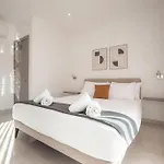 Hébergement de vacances Elegant 3-bed House W Jacuzzi, Sea Views & Lift *