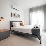 Elegant 3-bed House W Jacuzzi, Sea Views & Lift Vakantiehuis