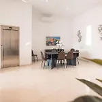 Hébergement de vacances Elegant 3-bed House W Jacuzzi, Sea Views & Lift *