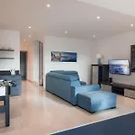 Vakantiehuis Elegant 3-bed House W Jacuzzi, Sea Views & Lift *