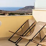 Elegant 3-bed House W Jacuzzi, Sea Views & Lift Vakantiehuis