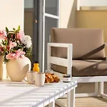 Elegant 3-bed House W Jacuzzi, Sea Views & Lift Vakantiehuis *