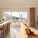 Elegant 3-bed House W Jacuzzi, Sea Views & Lift