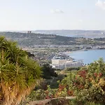 Elegant 3-bed House W Jacuzzi, Sea Views & Lift