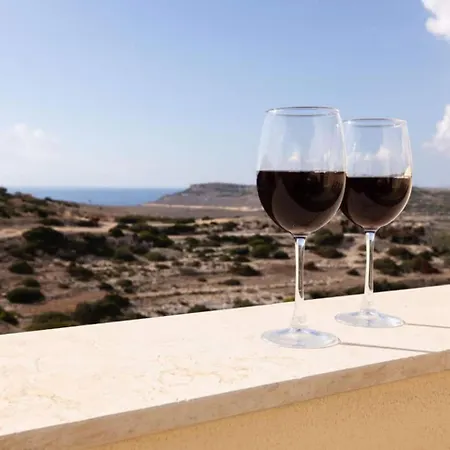 Elegant 3-bed House W Jacuzzi, Sea Views & Lift Hébergement de vacances Mellieħa