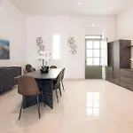 Elegant 3-bed House W Jacuzzi, Sea Views & Lift *