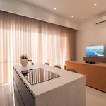Elegant 3-bed House W Jacuzzi, Sea Views & Lift Semesterbostad *