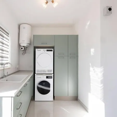 Elegant 3-bed House W Jacuzzi, Sea Views & Lift بيت للعطل