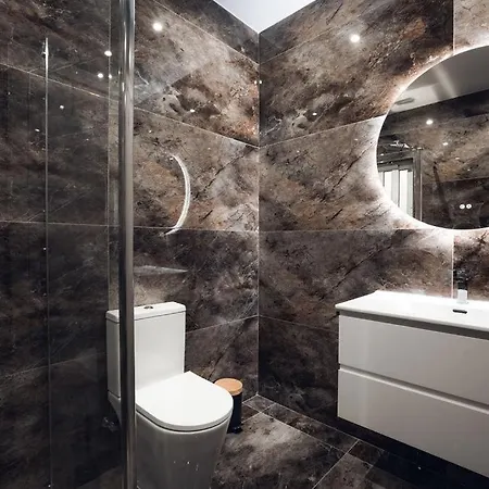 Elegant 3-bed House W Jacuzzi, Sea Views & Lift المليحة