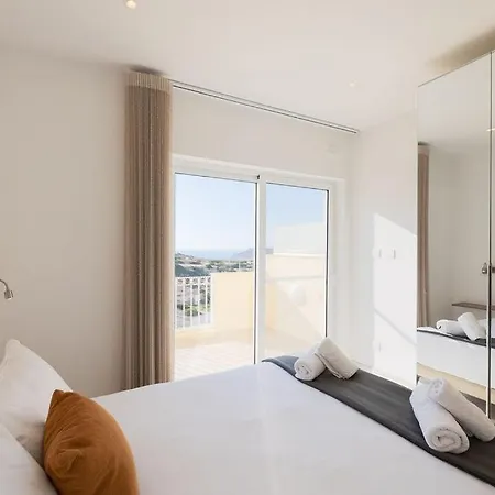 Elegant 3-bed House W Jacuzzi, Sea Views & Lift