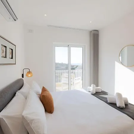 Elegant 3-bed House W Jacuzzi, Sea Views & Lift