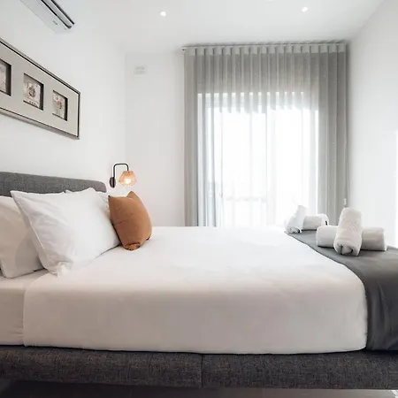 Elegant 3-bed House W Jacuzzi, Sea Views & Lift بيت للعطل *