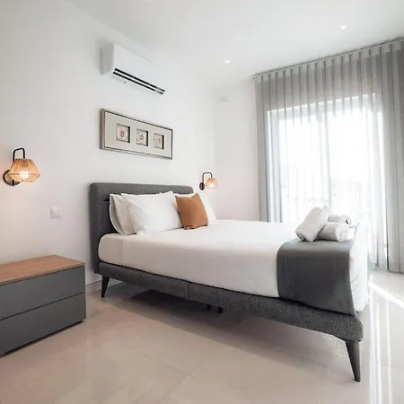 Elegant 3-bed House W Jacuzzi, Sea Views & Lift بيت للعطل