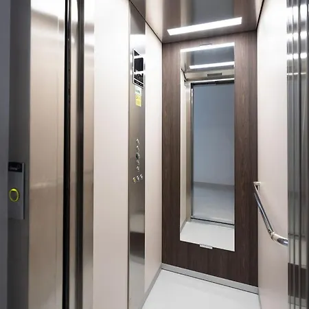 Elegant 3-bed House W Jacuzzi, Sea Views & Lift