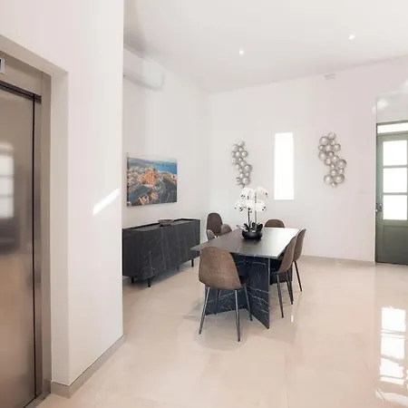 Elegant 3-bed House W Jacuzzi, Sea Views & Lift *