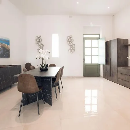 Elegant 3-bed House W Jacuzzi, Sea Views & Lift *