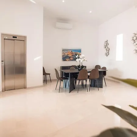 Сasa de vacaciones Elegant 3-bed House W Jacuzzi, Sea Views & Lift *