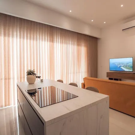 Elegant 3-bed House W Jacuzzi, Sea Views & Lift Semesterbostad *