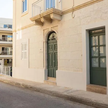Elegant 3-bed House W Jacuzzi, Sea Views & Lift بيت للعطل *