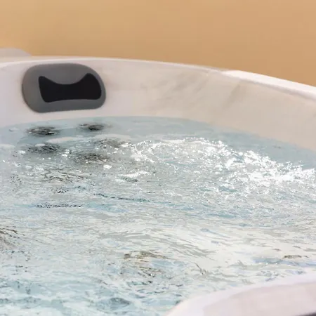 Elegant 3-bed House W Jacuzzi, Sea Views & Lift المليحة