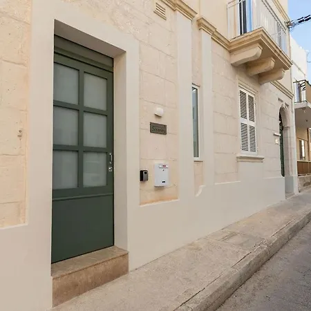 Elegant 3-bed House W Jacuzzi, Sea Views & Lift Сasa de vacaciones