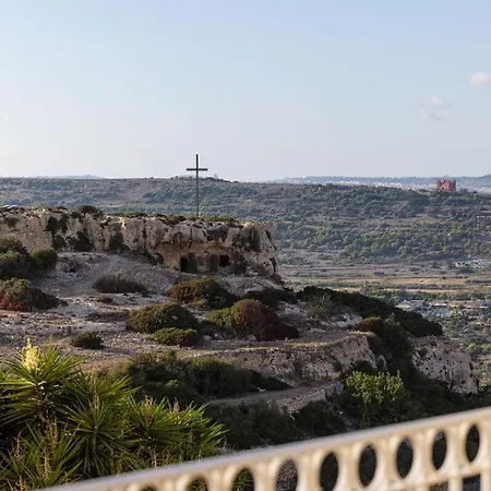 بيت للعطل Elegant 3-bed House W Jacuzzi, Sea Views & Lift المليحة