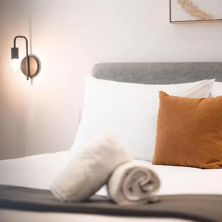 Elegant 3-bed House W Jacuzzi, Sea Views & Lift *