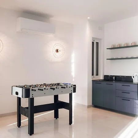 Elegant 3-bed House W Jacuzzi, Sea Views & Lift