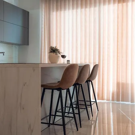 Elegant 3-bed House W Jacuzzi, Sea Views & Lift