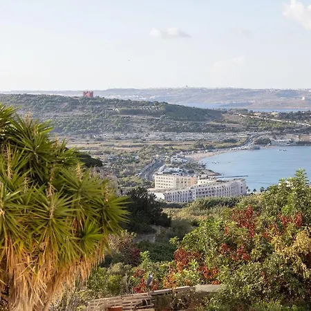 Elegant 3-bed House W Jacuzzi, Sea Views & Lift