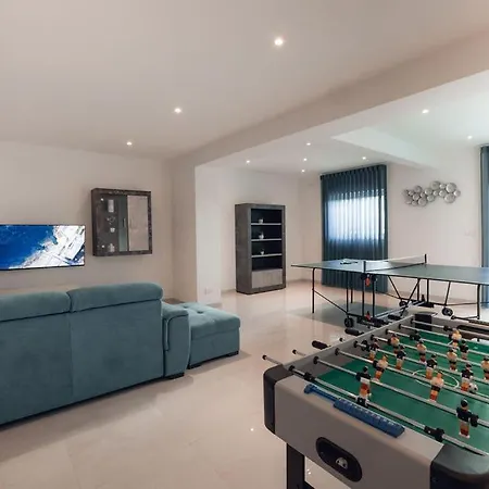 Сasa de vacaciones Elegant 3-bed House W Jacuzzi, Sea Views & Lift *