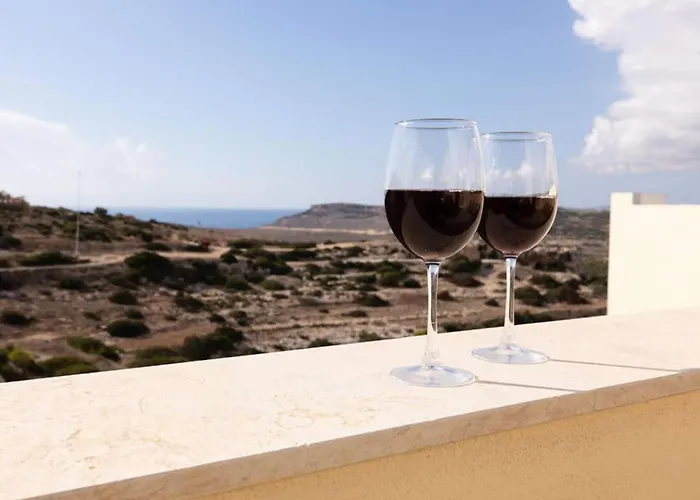 Elegant 3-bed House W Jacuzzi, Sea Views & Lift Casa de Férias Mellieha