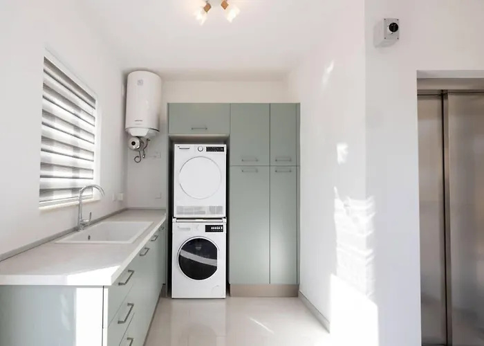 Elegant 3-bed House W Jacuzzi, Sea Views & Lift Semesterbostad