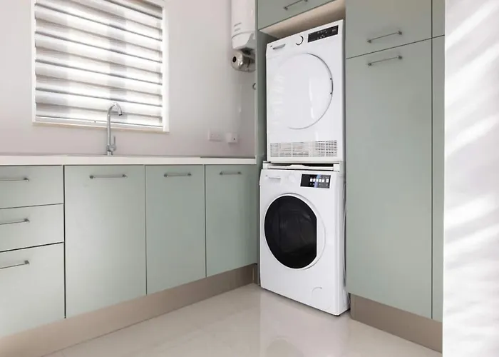 Semesterbostad Elegant 3-bed House W Jacuzzi, Sea Views & Lift Mellieħa