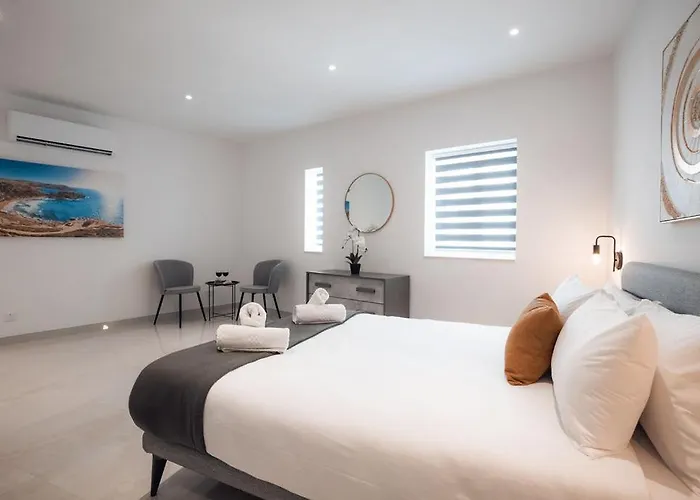 Elegant 3-bed House W Jacuzzi, Sea Views & Lift Casa de Férias Mellieha