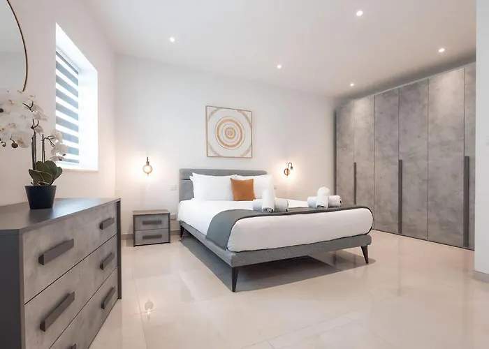 Elegant 3-bed House W Jacuzzi, Sea Views & Lift Mellieha