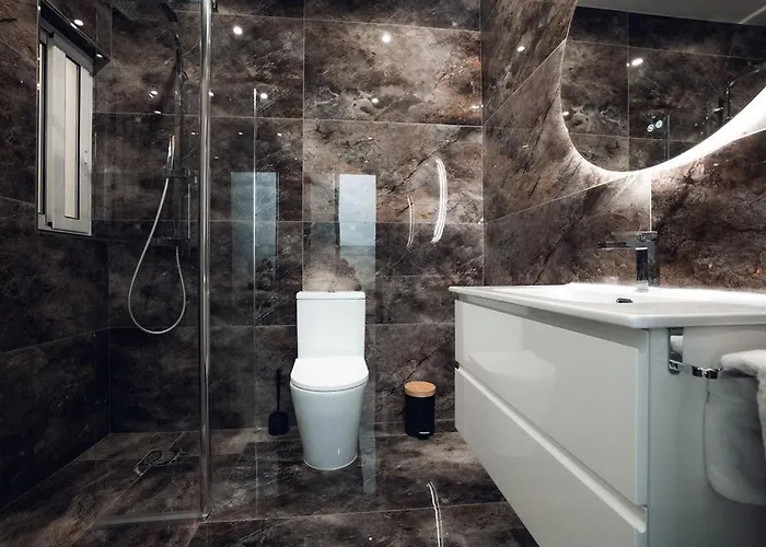 Elegant 3-bed House W Jacuzzi, Sea Views & Lift *