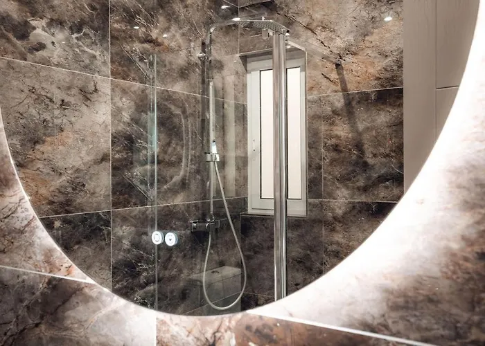 Semesterbostad Elegant 3-bed House W Jacuzzi, Sea Views & Lift *