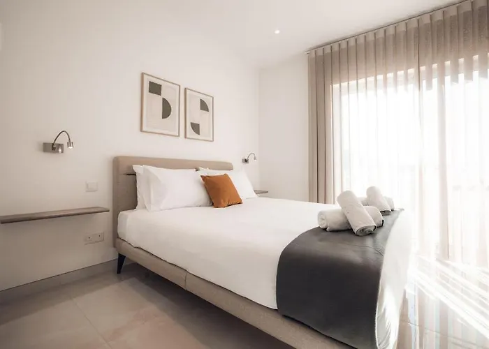 Elegant 3-bed House W Jacuzzi, Sea Views & Lift