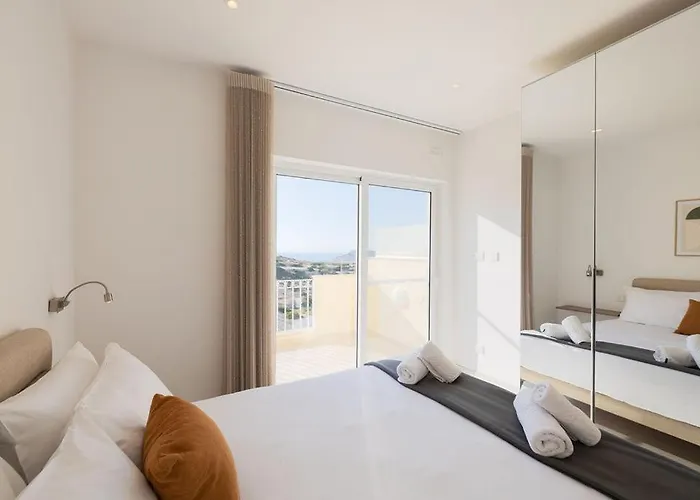 Elegant 3-bed House W Jacuzzi, Sea Views & Lift