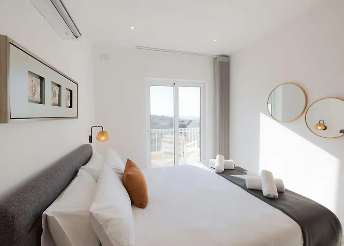 Elegant 3-bed House W Jacuzzi, Sea Views & Lift