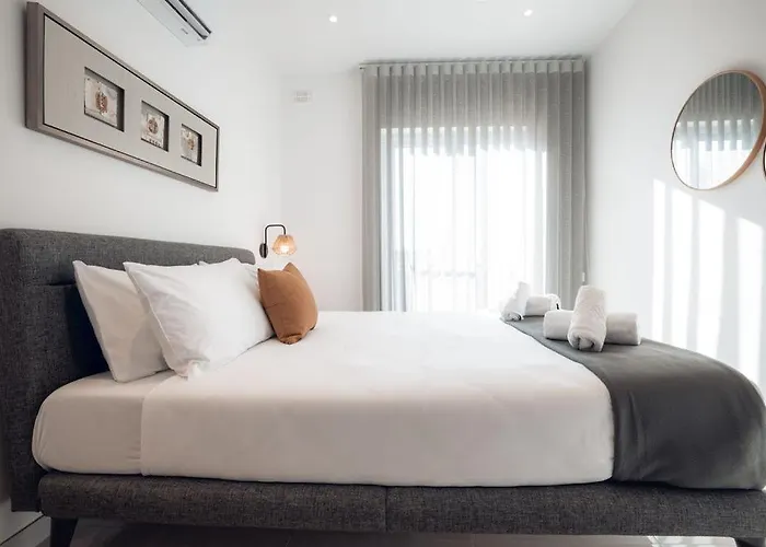 Elegant 3-bed House W Jacuzzi, Sea Views & Lift Semesterbostad *