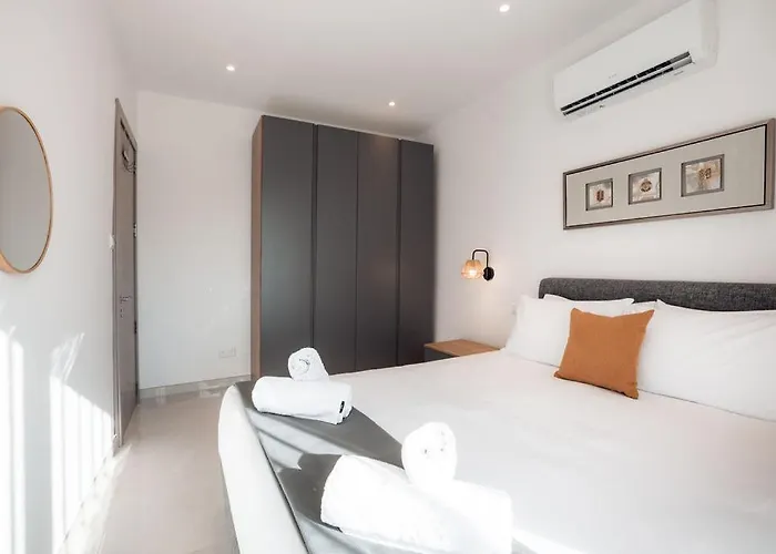 Elegant 3-bed House W Jacuzzi, Sea Views & Lift * Mellieha