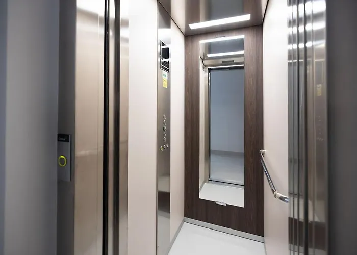 Elegant 3-bed House W Jacuzzi, Sea Views & Lift