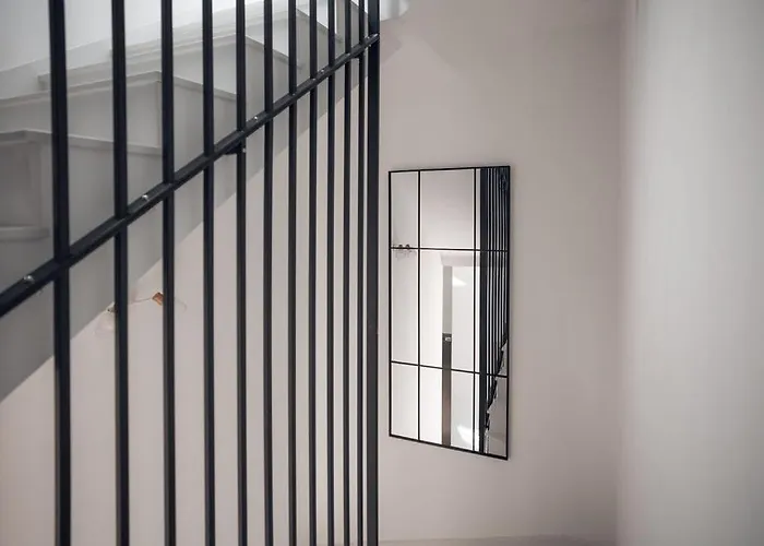 Semesterbostad Elegant 3-bed House W Jacuzzi, Sea Views & Lift