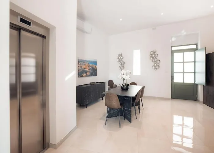 Elegant 3-bed House W Jacuzzi, Sea Views & Lift *