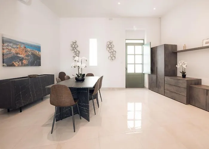 Elegant 3-bed House W Jacuzzi, Sea Views & Lift *