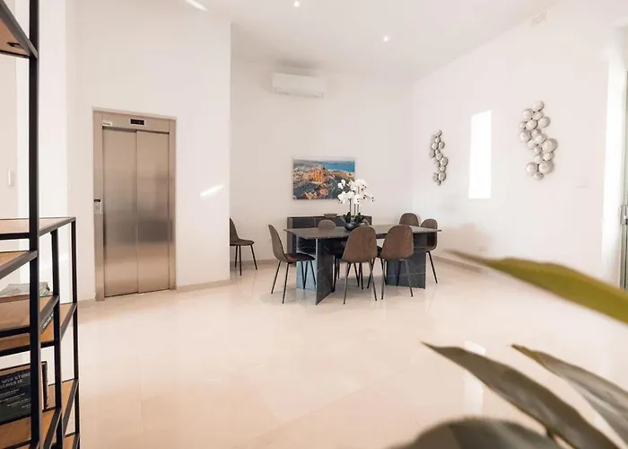 Semesterbostad Elegant 3-bed House W Jacuzzi, Sea Views & Lift *