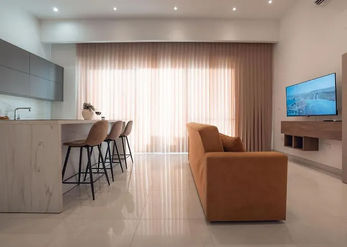 Elegant 3-bed House W Jacuzzi, Sea Views & Lift